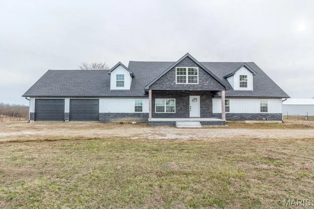 $689,900 | 24110 Evanston Road, Lebanon, MO 65536