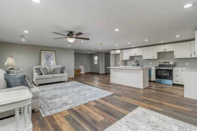 $689,900 | 24110 Evanston Road, Lebanon, MO 65536