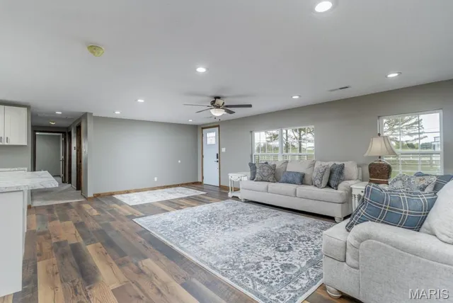 $689,900 | 24110 Evanston Road, Lebanon, MO 65536