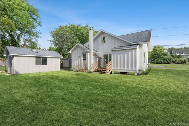 a view of a house with backyard and garden
