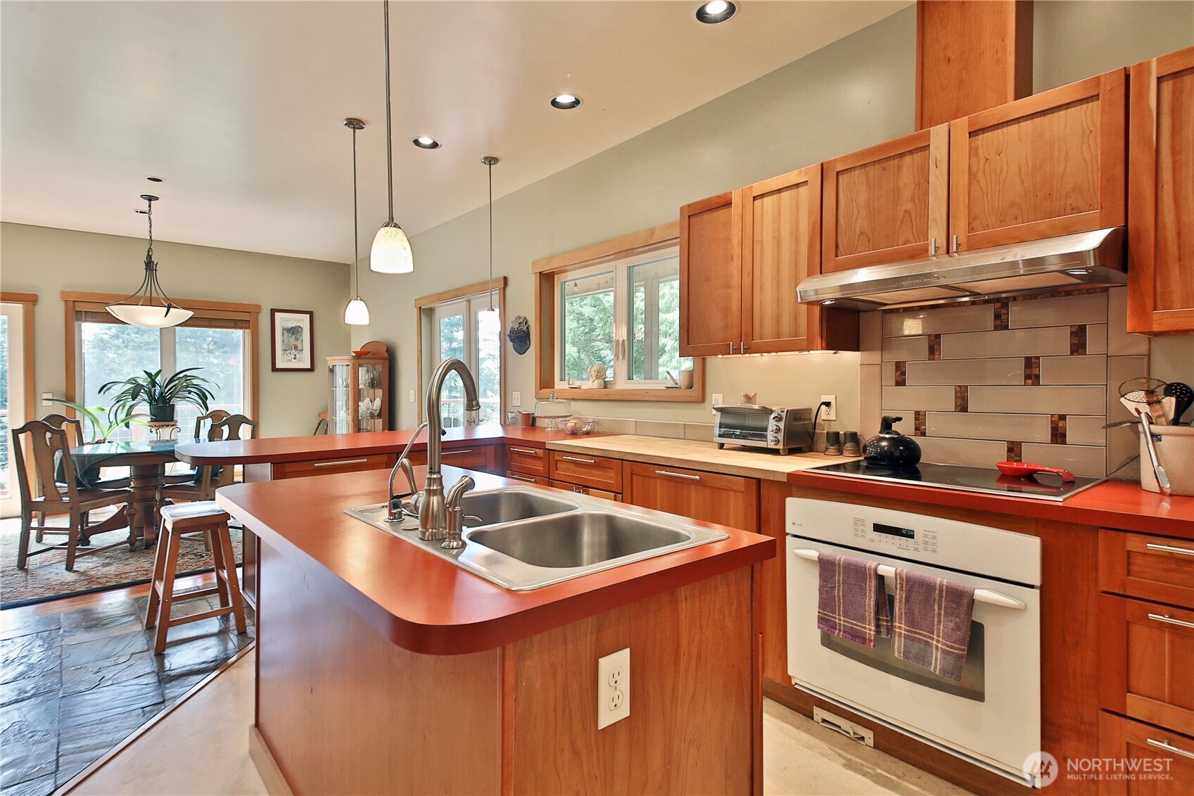 7343 Holst Road Clinton, WA 98236 - Photo 10 of 40 Gallery Image 10
