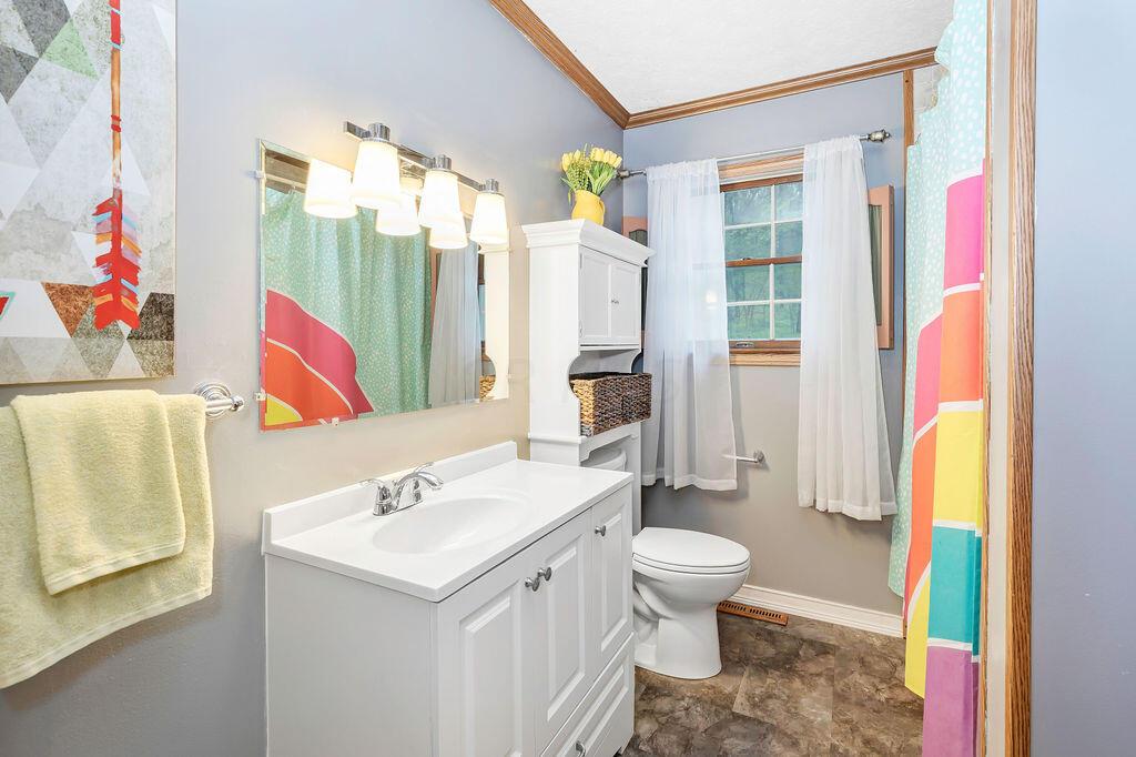887 Blacksnake Road Utica, OH 43080 - Photo 19 of 60 16-MainBathroom