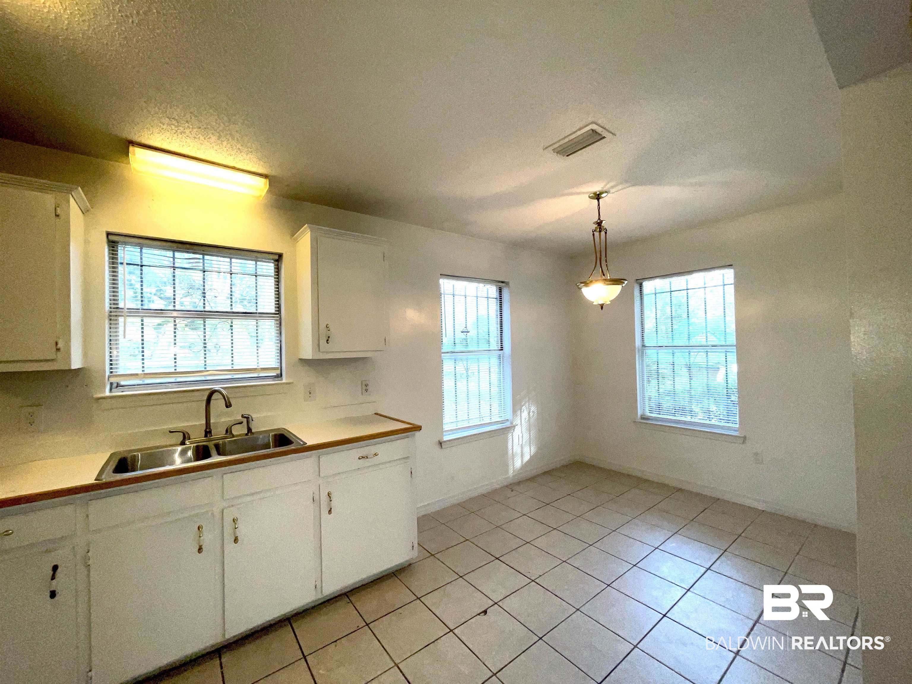 1756 Sligo Street Mobile, AL 36605 - Photo 3 of 27