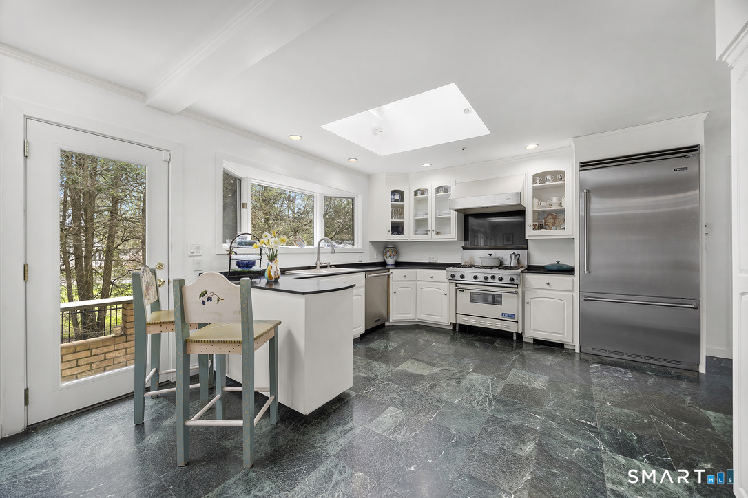 34 Canoe Brook Road Trumbull, CT 06611 - Photo 10 of 37