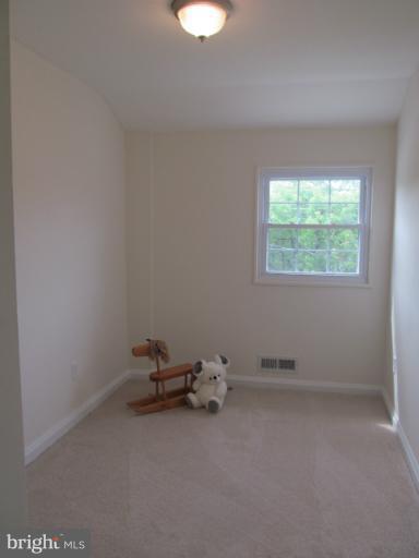 905 Southridge Road Catonsville, MD 21228 - Photo 4 of 14 an empty room with a window