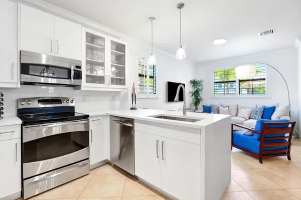 $4,000 | 861 South Ocean Boulevard, Pompano Beach, FL 33062