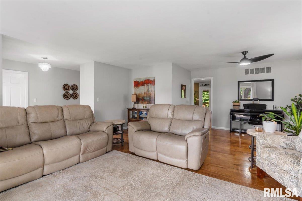 2601 Meadow Pointe Drive Springfield, IL 62702 - Photo 9 of 46