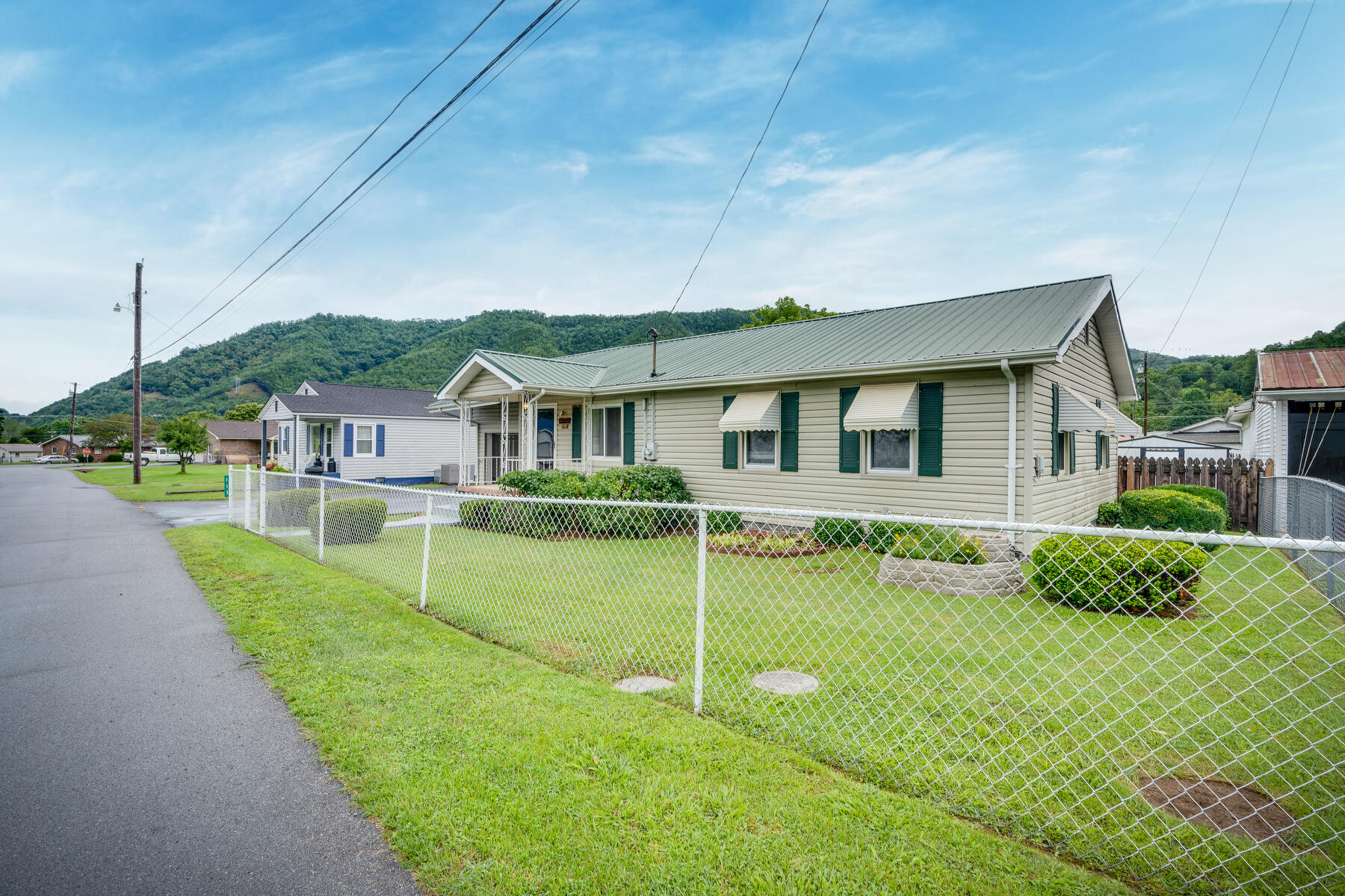 111 Melrose Street Hampton, TN 37658 - Photo 1 of 44 002