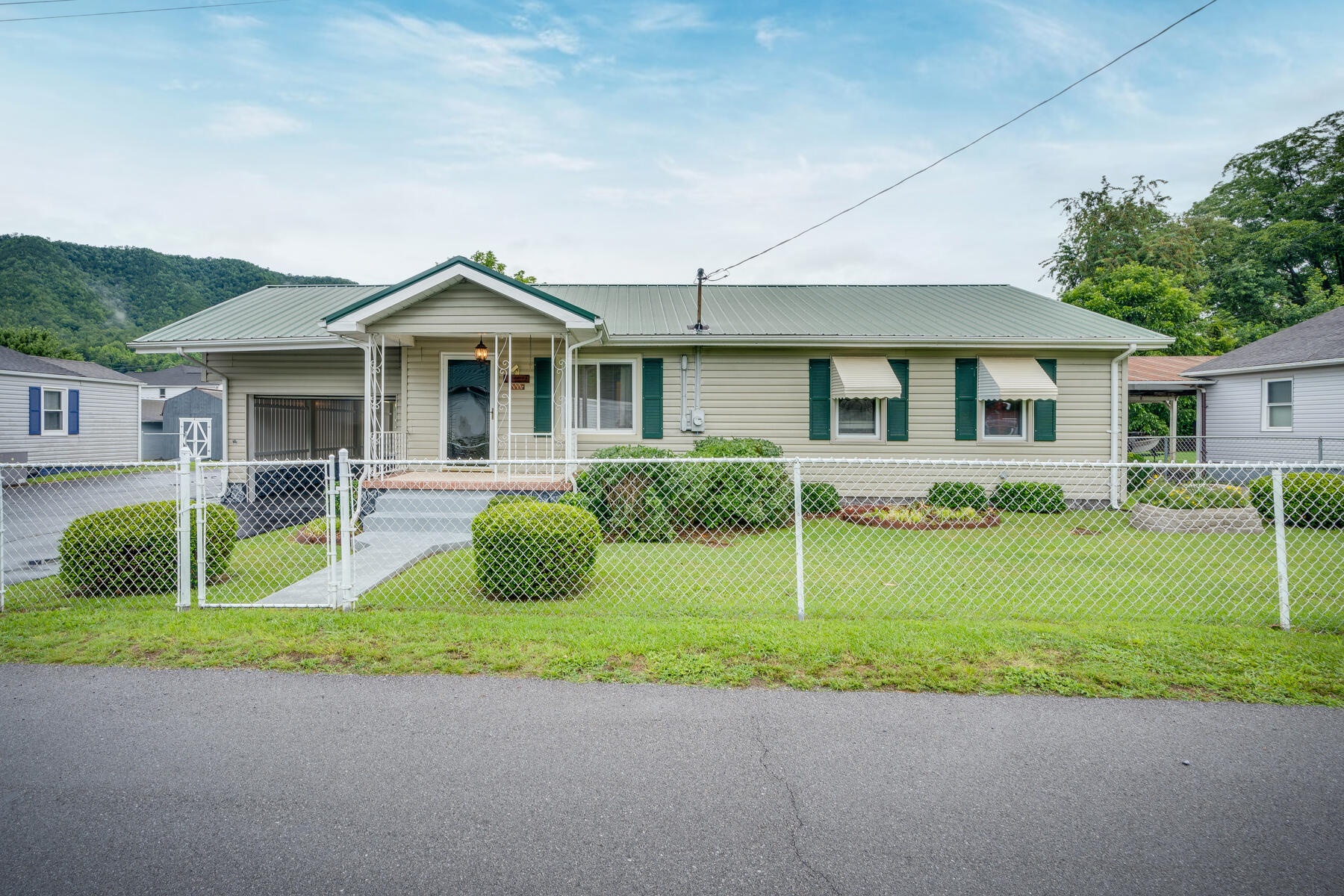 111 Melrose Street Hampton, TN 37658 - Photo 2 of 44 001