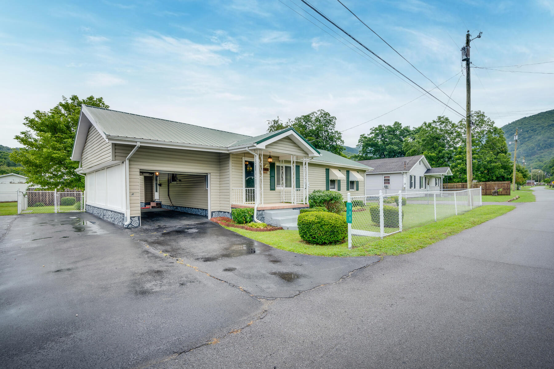 111 Melrose Street Hampton, TN 37658 - Photo 3 of 44 003