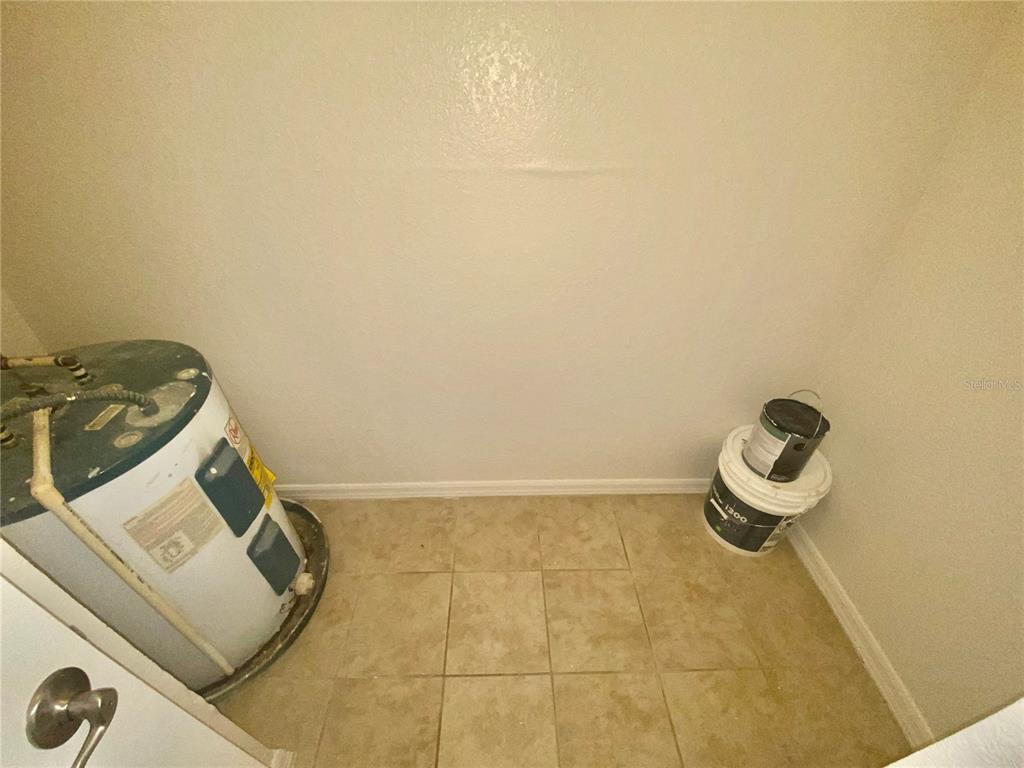 5144 Conroy Road, Unit 38 Orlando, FL 32811 - Photo 18 of 49 a bathroom with a window