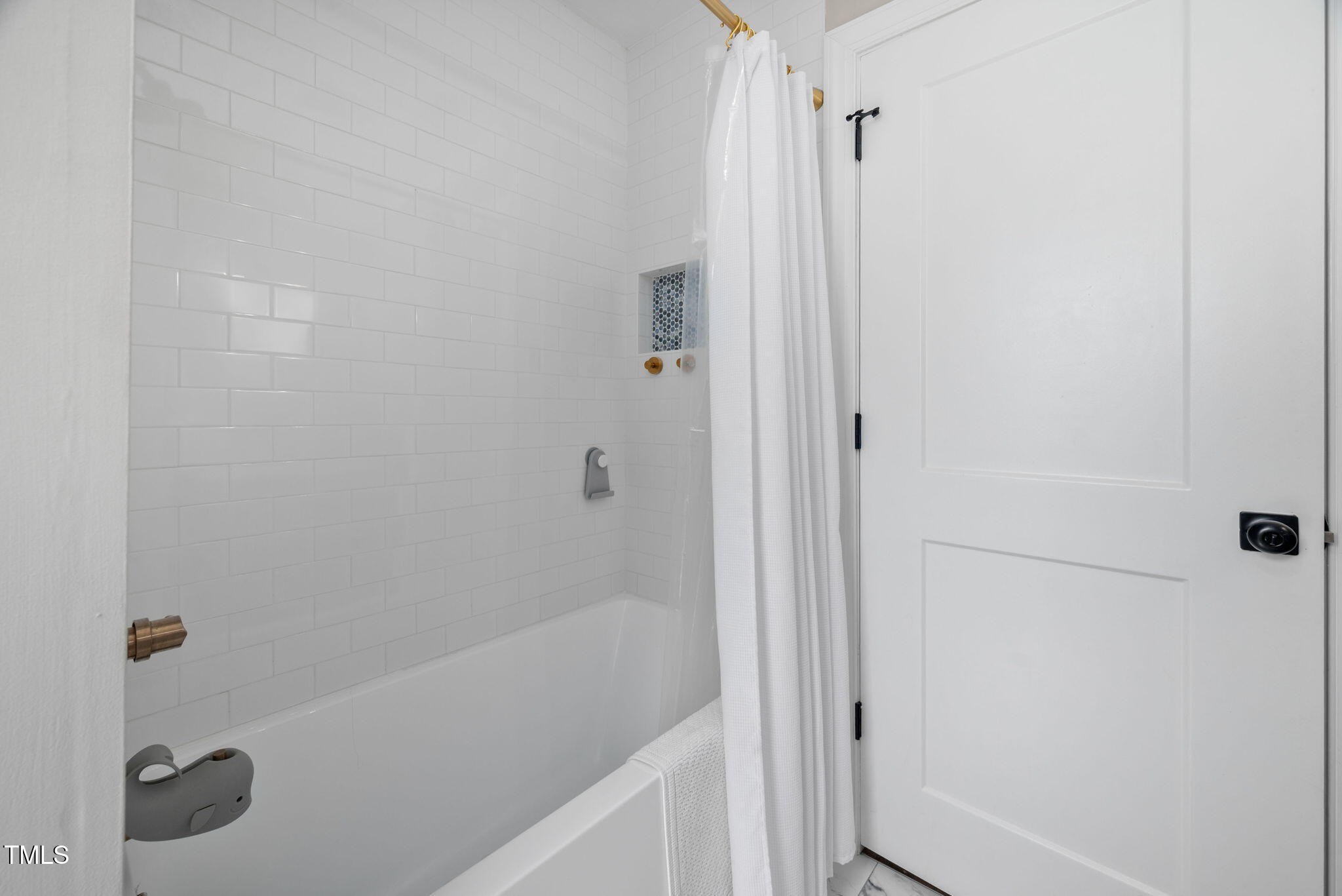 4808 Latimer Road Raleigh, NC 27609 - Photo 18 of 39 a bathroom with a bathtub