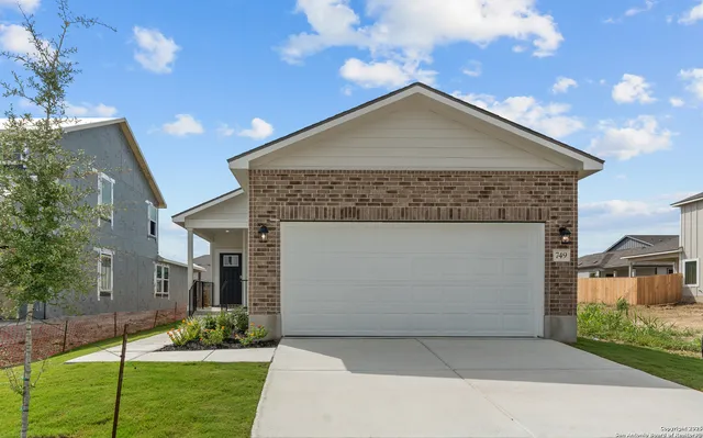 $289,999 | 749 Whitman Street, New Braunfels, TX 78130