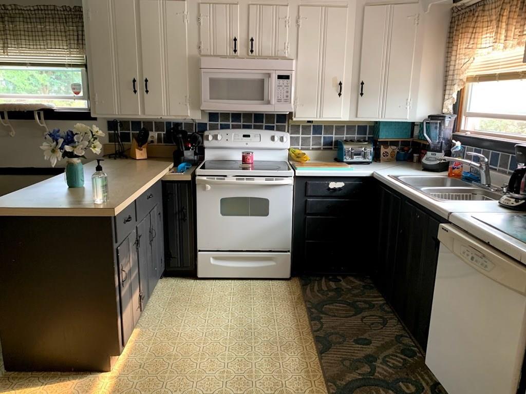 305 Surrey Road Springfield, MA 01118 - Photo 2 of 12
