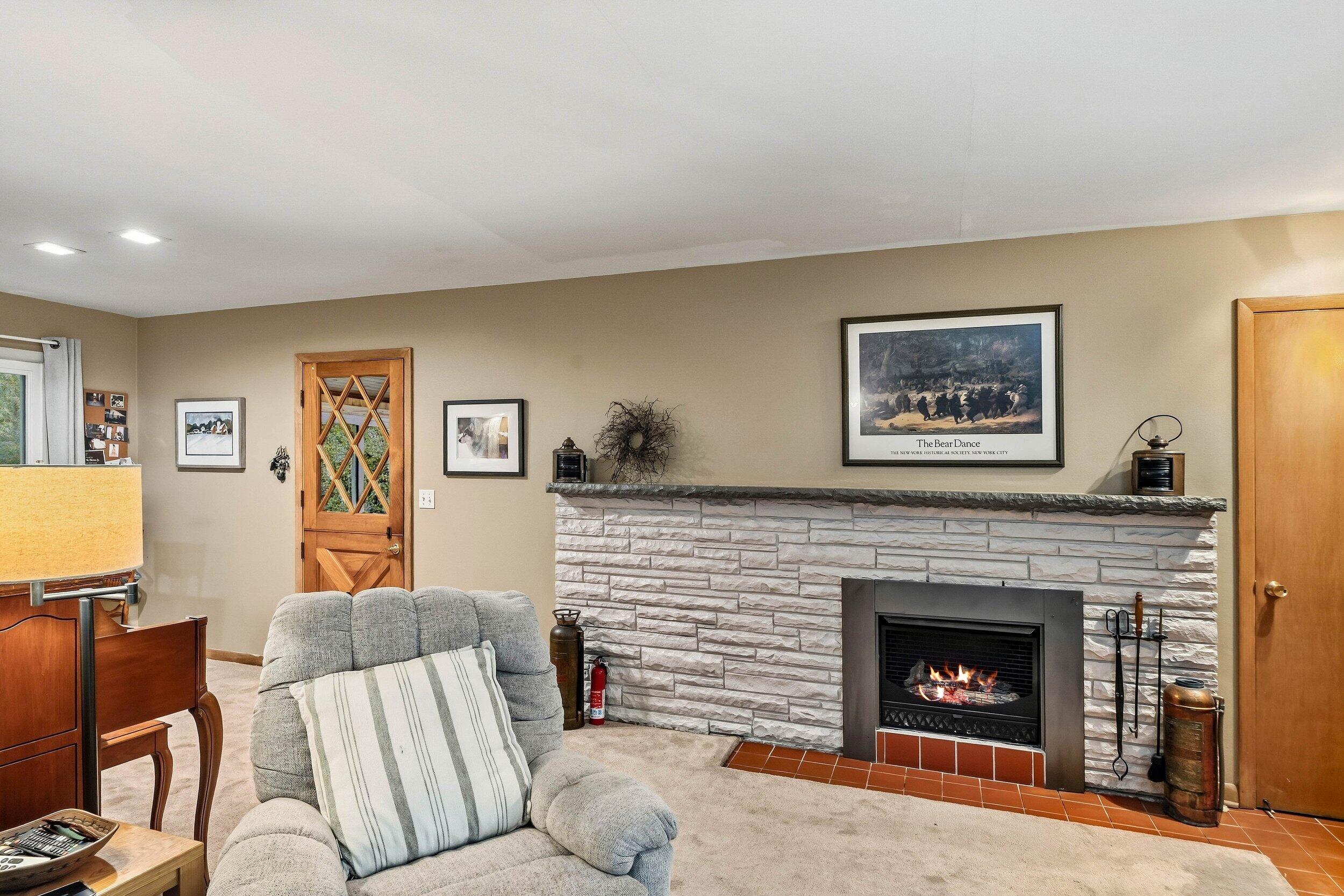 219 Heidel Road Thiensville, WI 53092 - Photo 2 of 33 Living Room 3 (1)