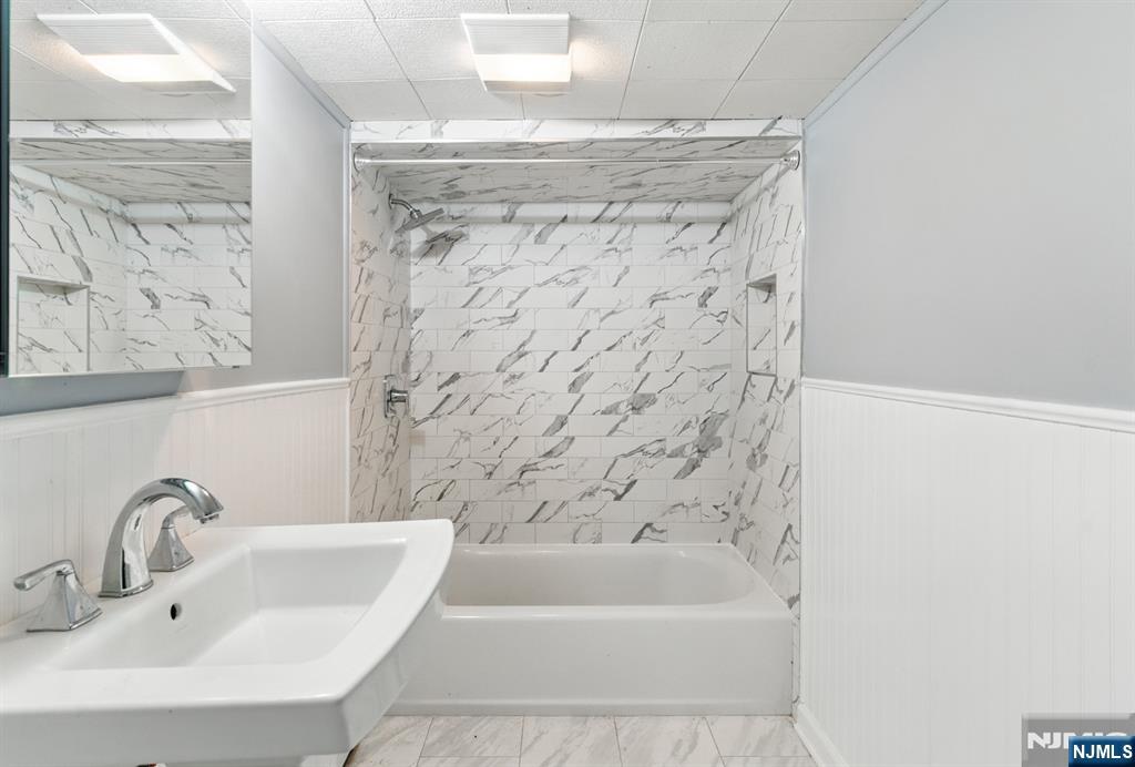 42 Meadow Lane Bloomfield, NJ 07003 - Photo 30 of 37 a bathroom with a bathtub