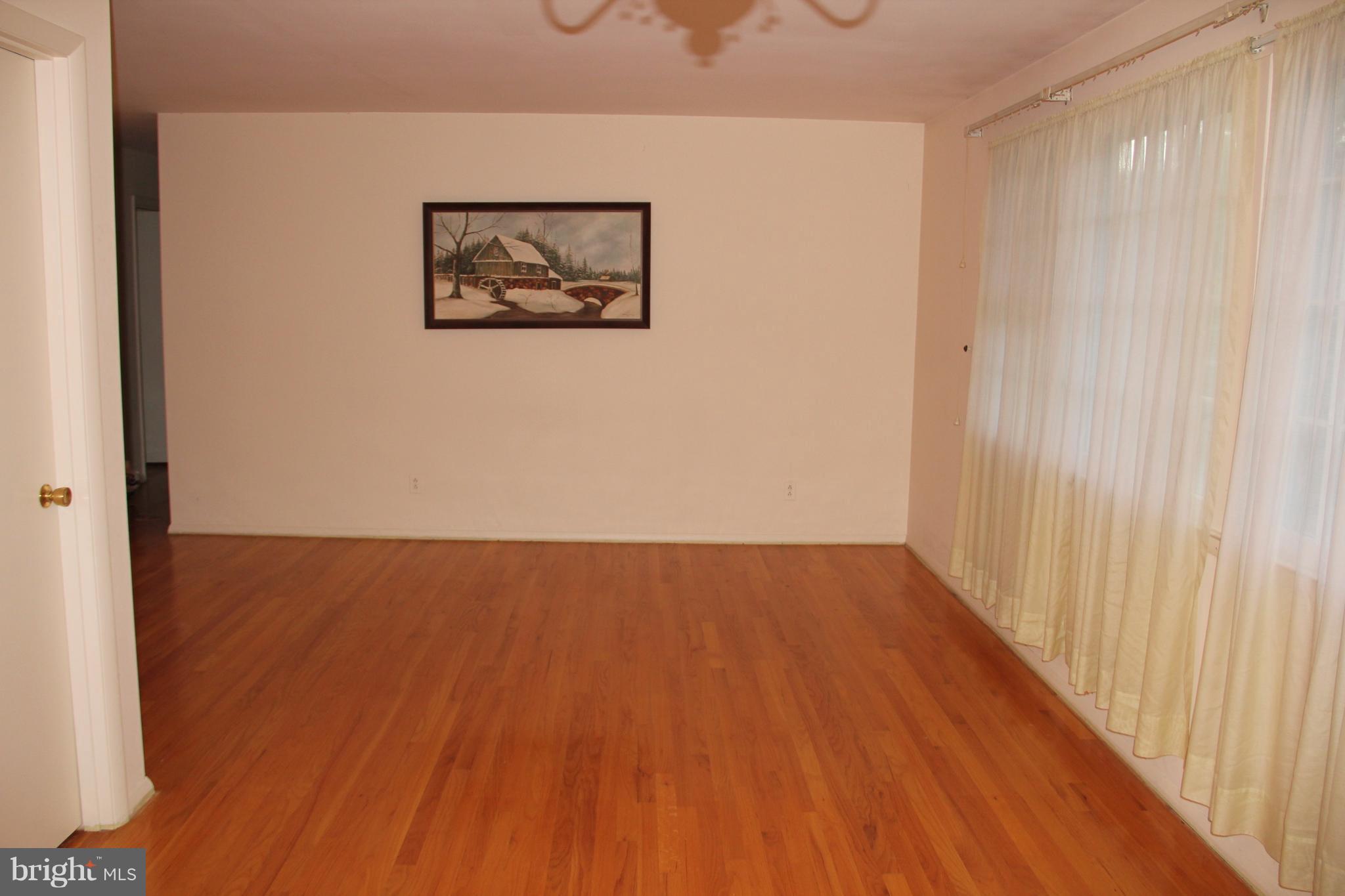 6721 Fordcrest Road Baltimore, MD 21237 - Photo 8 of 16 Living Room