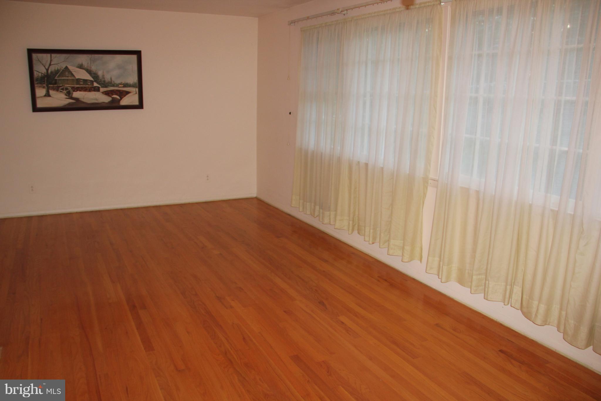 6721 Fordcrest Road Baltimore, MD 21237 - Photo 9 of 16 Living Room