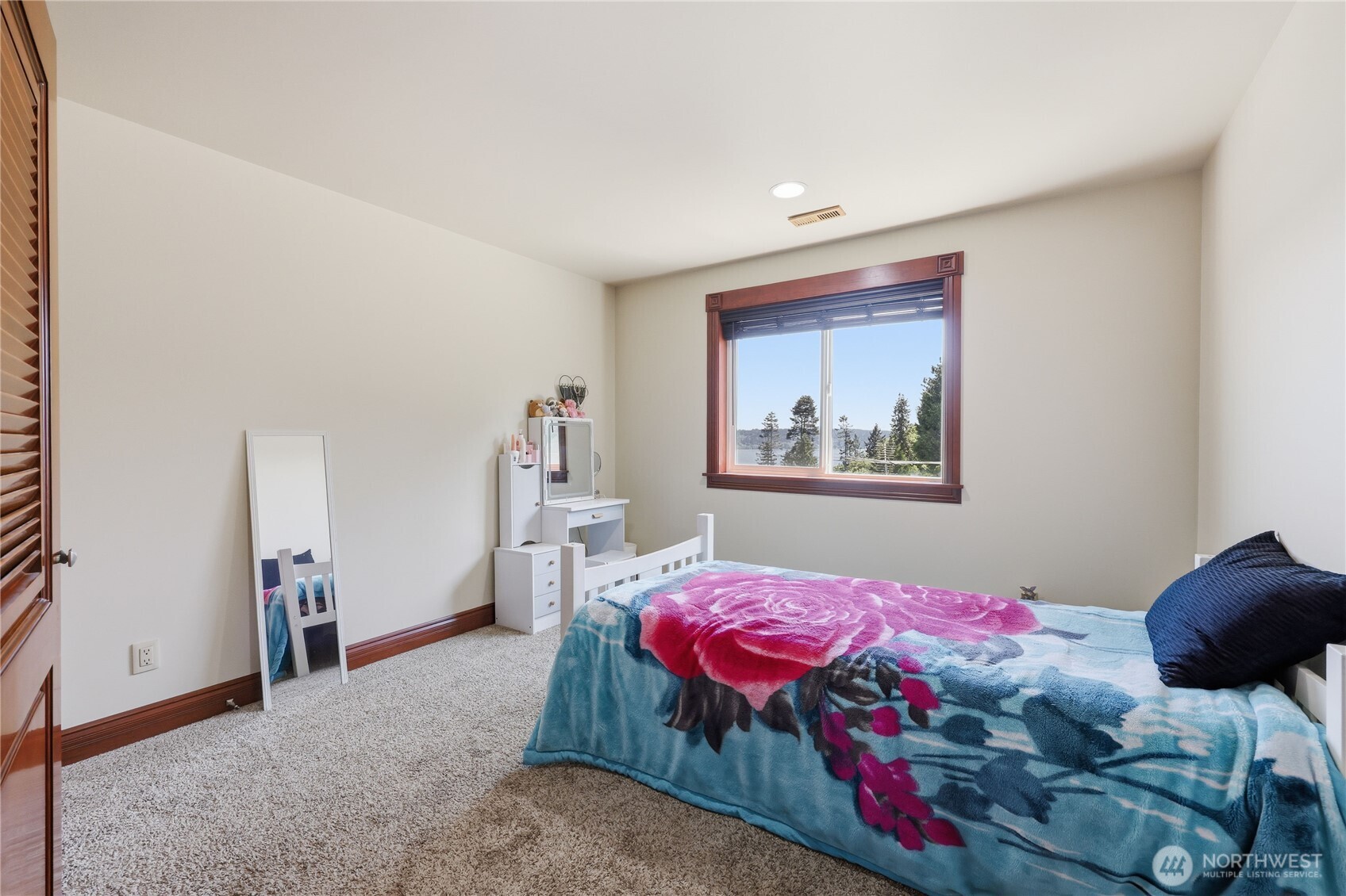 1411 Thorndyke Road Port Ludlow, WA 98365 - Photo 33 of 40 a bedroom with a bed and a painting on the wall