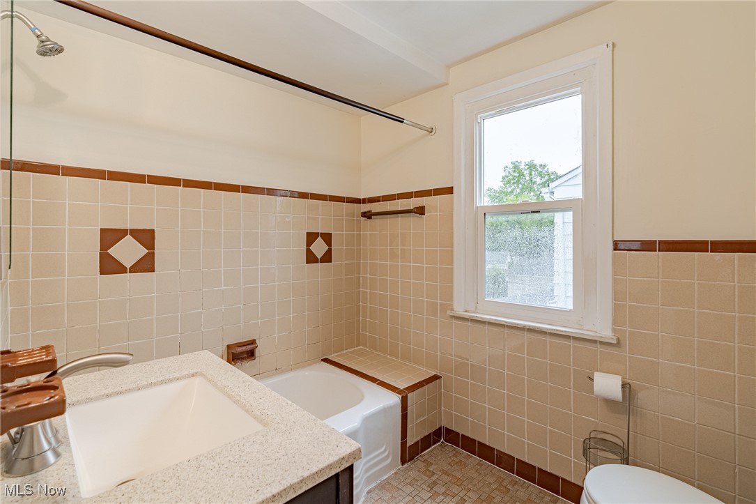 4092 Charlton Road Cleveland, OH 44121 - Photo 23 of 33 Gallery Image 23