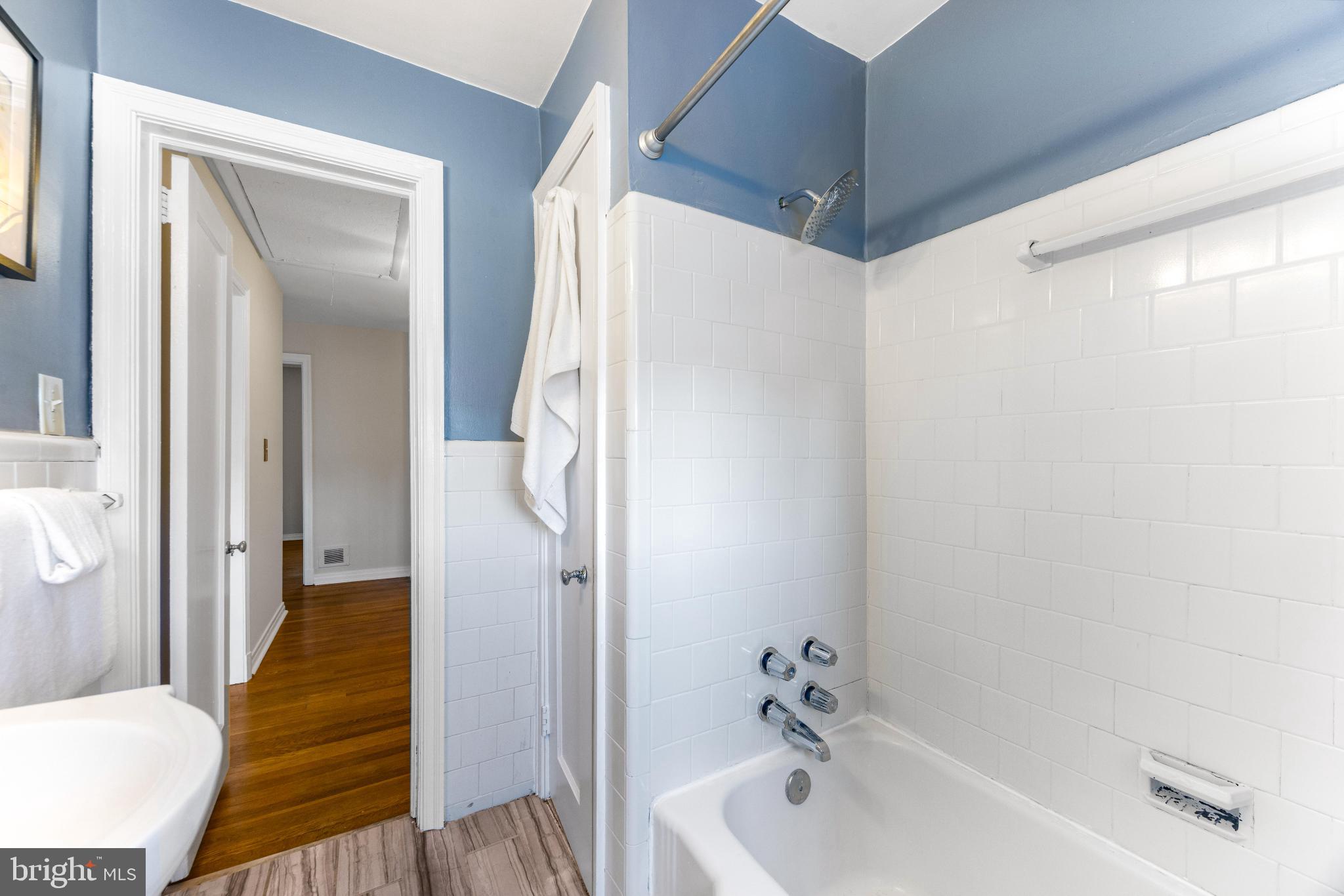 1815 Loch Shiel Road Towson, MD 21286 - Photo 20 of 32 a bathroom with a tub and a sink