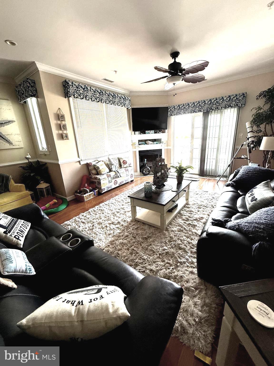 9823 Golf Course Road, Unit 20 Ocean City, MD 21842 - Photo 5 of 61 Crown mldg, chair rail & Hardwood flrs on top lvl