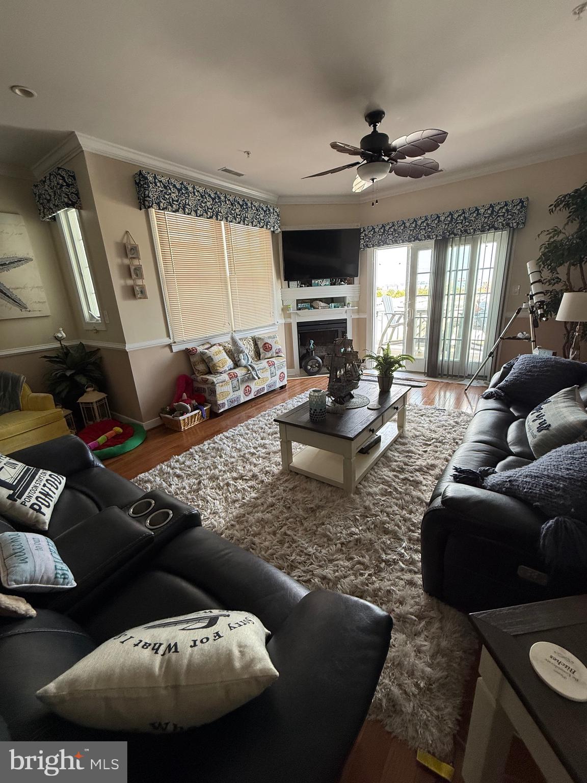 9823 Golf Course Road, Unit 20 Ocean City, MD 21842 - Photo 5 of 61 Crown mldg, chair rail & Hardwood flrs on top lvl