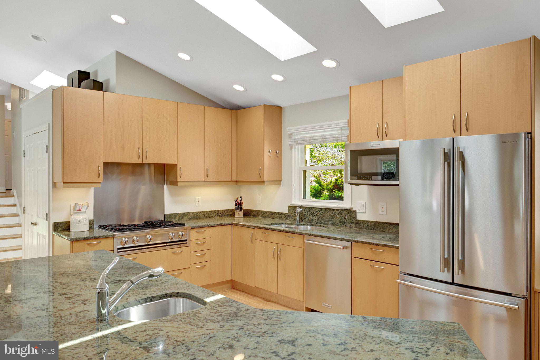 2114 Galloping Way Vienna, VA 22181 - Photo 21 of 89 Kitchen with brand new refrigerator!