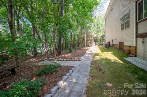 a view of yard with green space