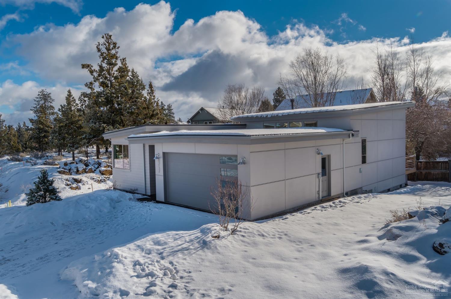 63121 Iner Loop Bend, OR 97701 - Photo 2 of 15 Photos of similar home, not subject prop