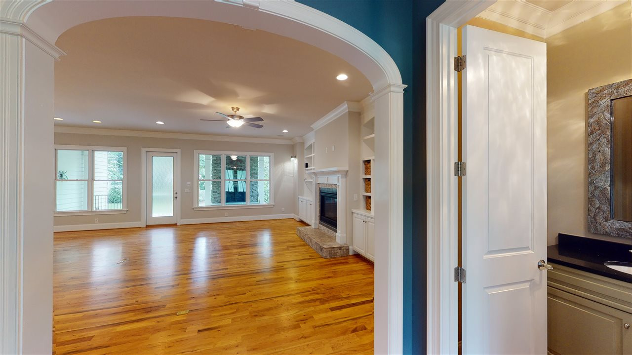 https://my.matterport.com/show/?m=zSJwtABZTkp&mls=1 Entry Foyer