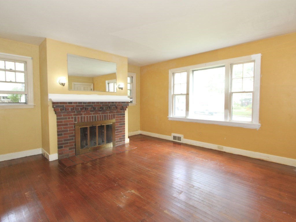 470 Massasoit Road Worcester, MA 01604 - Photo 3 of 18 Gallery Image 3