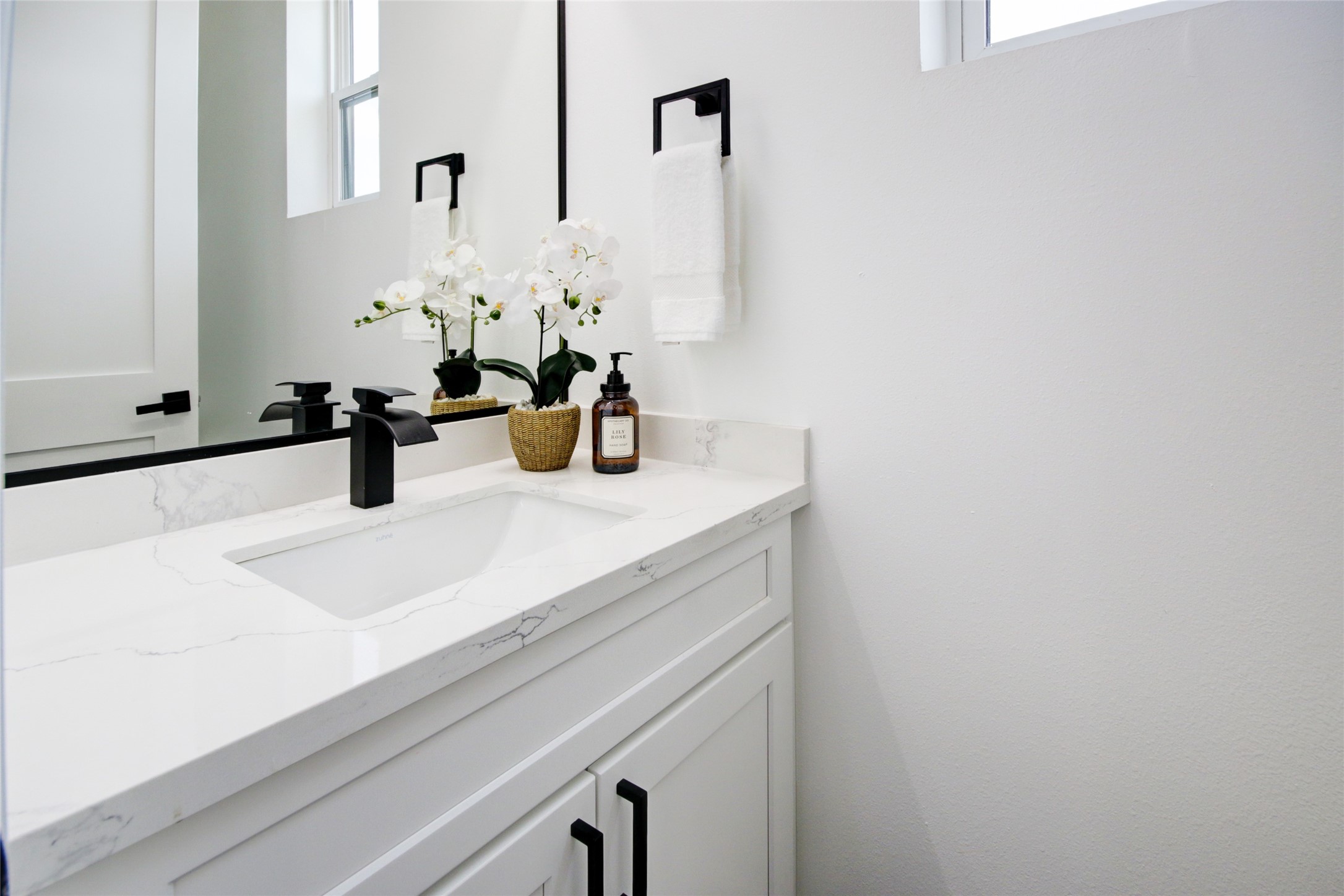 1214 West 24th Street, Unit A Houston, TX 77008 - Photo 26 of 45 a bathroom with a sink and a mirror