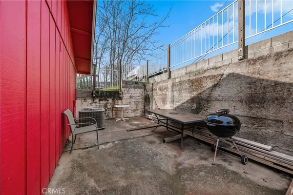 a view of a house with backyard and porch
