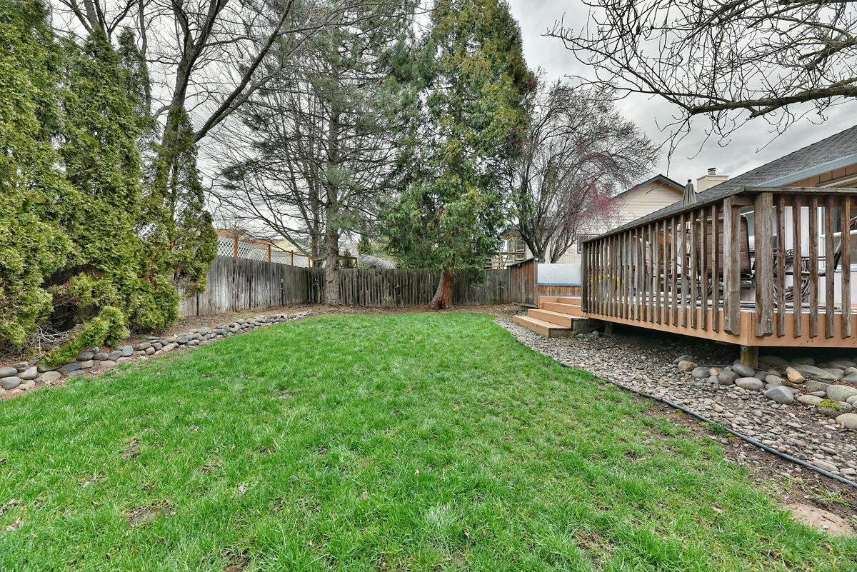 4725 Hillcrest Road Medford, OR 97504 - Photo 21 of 38 Large Level back yard with mature landscape.