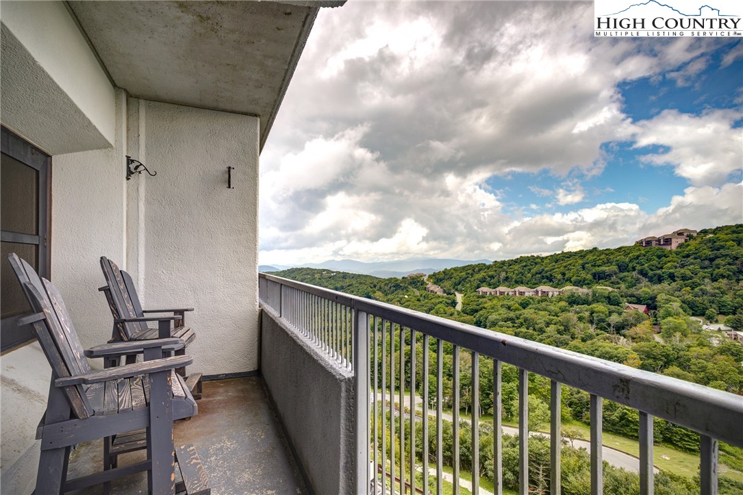 303 Sugar Top Drive, Unit 2407 Sugar Mountain, NC 28604 - Photo 21 of 36 a balcony with table and chairs