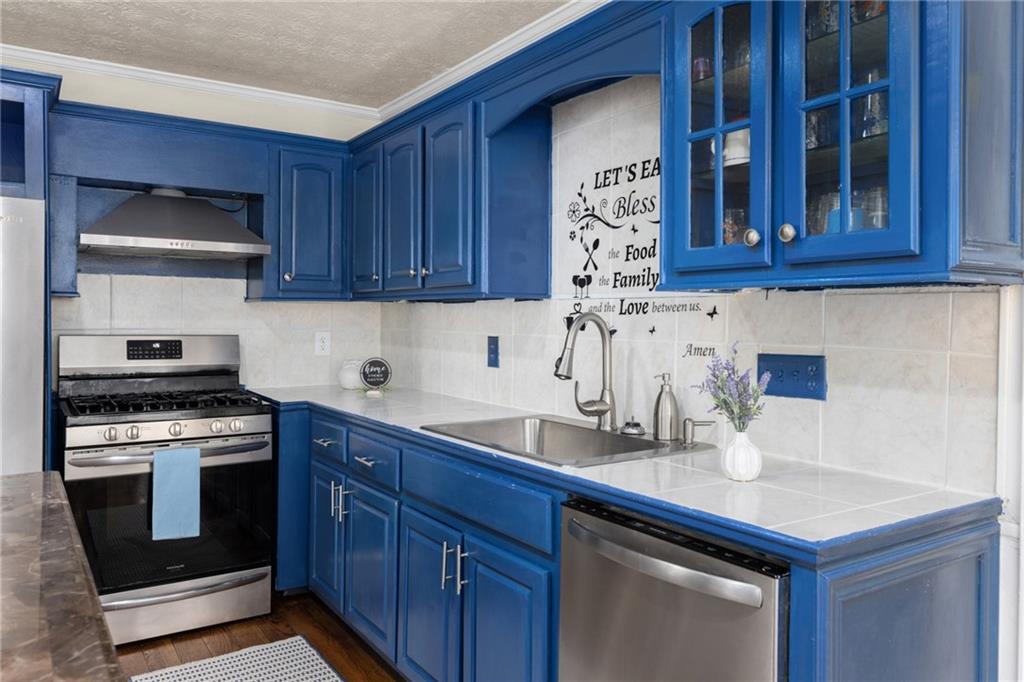 705 Springview Court Roswell, GA 30076 - Photo 21 of 79 a kitchen with stainless steel appliances granite countertop a sink stove and cabinets