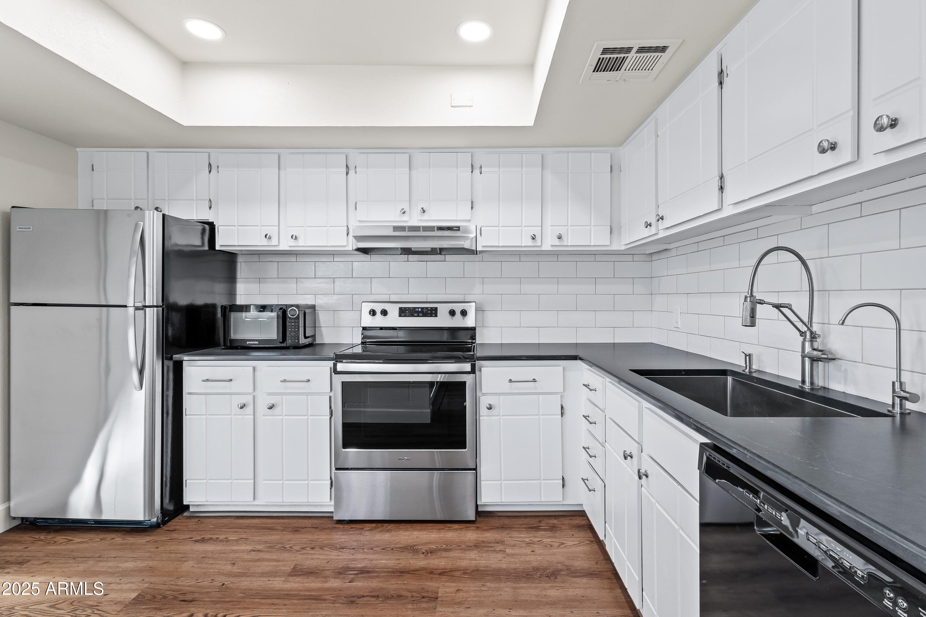 4201 East Camelback Road, Unit 100 Phoenix, AZ 85018 - Photo 10 of 24 Kitchen