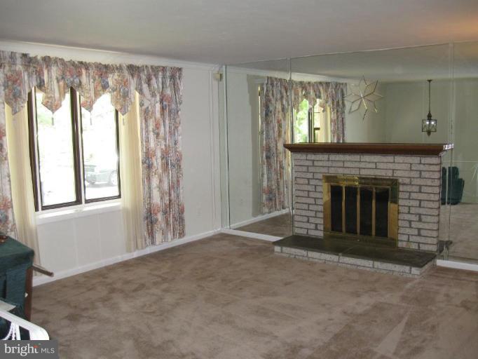 12905 Brandywine Road Brandywine, MD 20613 - Photo 3 of 18 Living Room