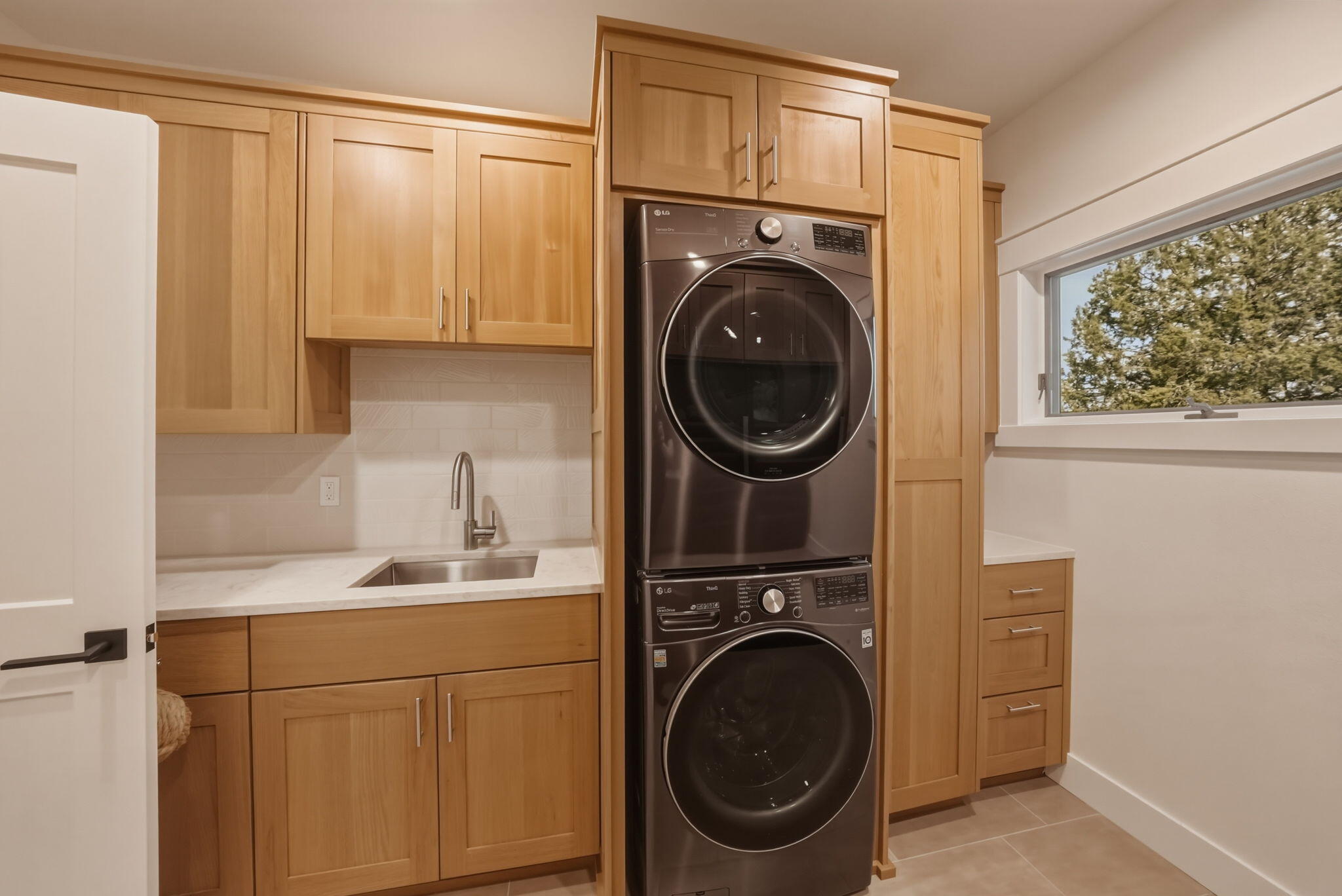21680 Butte Ranch Road Bend, OR 97702 - Photo 33 of 65 NOT PICTURED IS THE PULL-OUT DRYING RACK TO THE RIGHT INSIDE THE CABINET