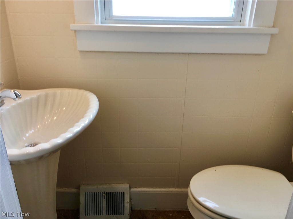 3558 Bainbridge Road Cleveland Heights, OH 44118 - Photo 9 of 24