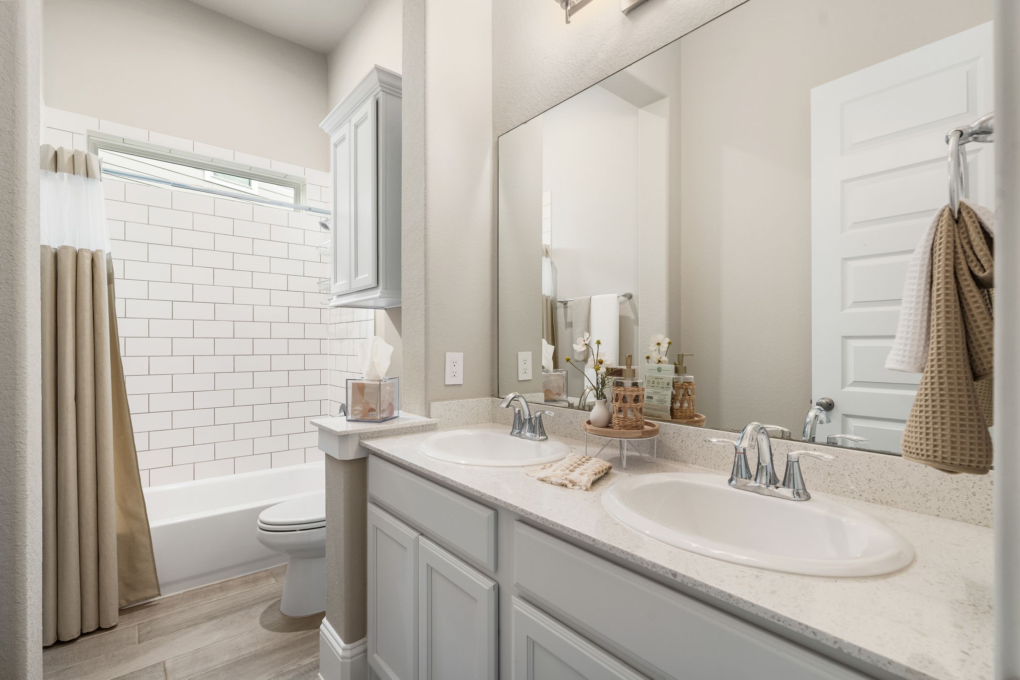 2206 Rope Maker Road Conroe, TX 77384 - Photo 8 of 42 Jack-and-Jill secondary bath with dual sinks and updated finishes.