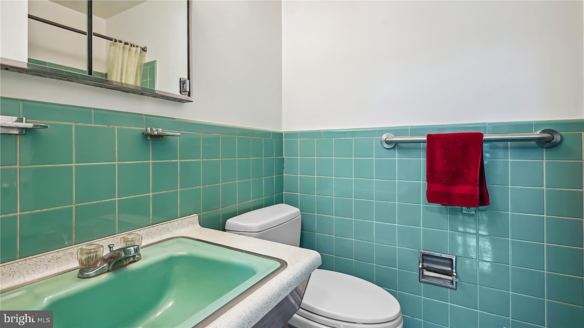 4404 Seminary Road Alexandria, VA 22304 - Photo 19 of 43 Classic upstairs hall bath