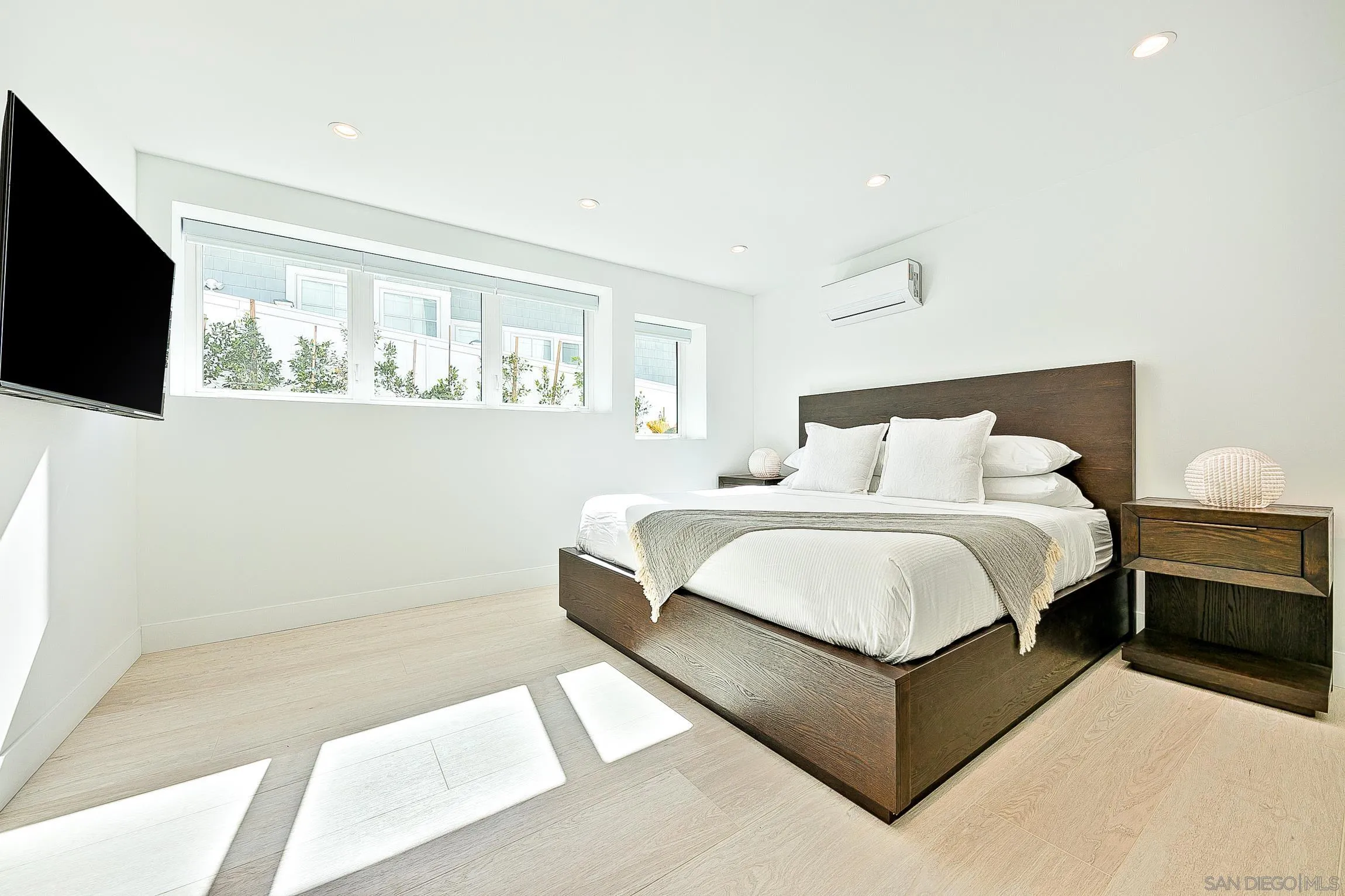 303 Sea Lane La Jolla, CA 92037 - Photo 38 of 61 a bed room with a bed tv and a window