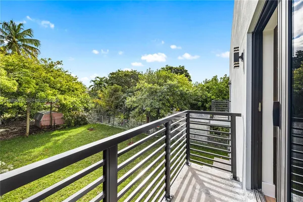 $3,500 | 122 Northwest 5th Avenue, Hallandale Beach, FL 33009