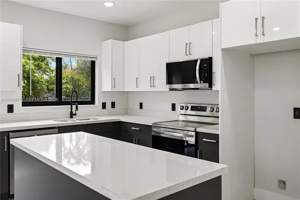 $3,500 | 122 Northwest 5th Avenue, Hallandale Beach, FL 33009