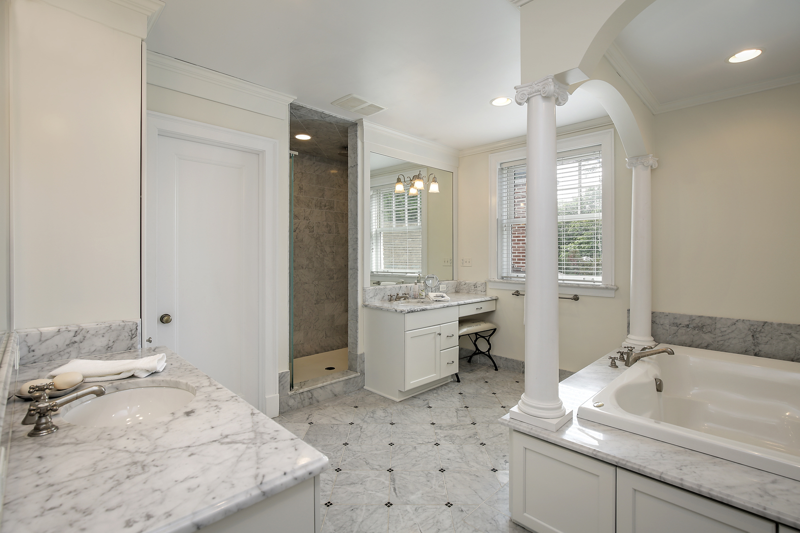 360 Palos Road Glencoe, IL 60022 - Photo 14 of 25 a bathroom with a tub sink and mirror