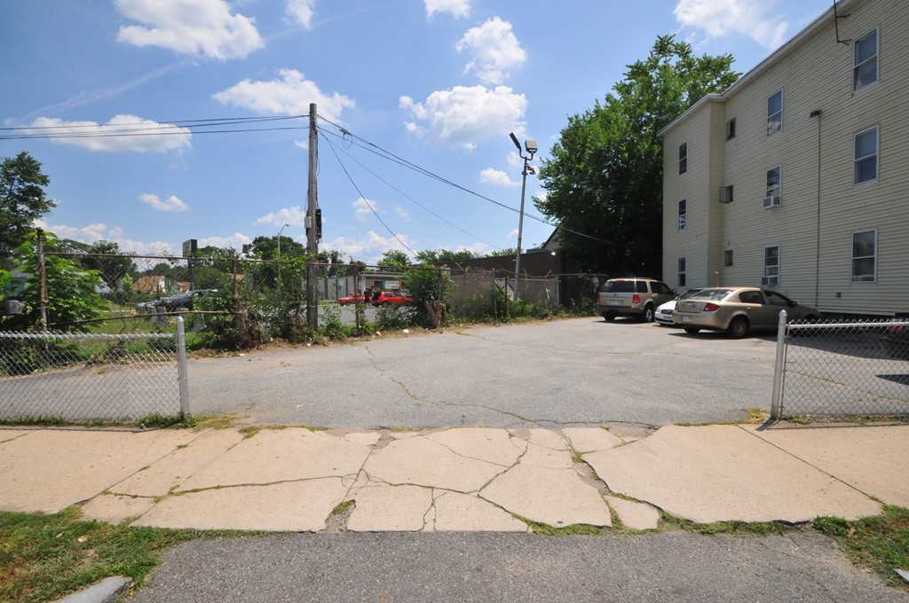 109 Grover Street Springfield, MA 01104 - Photo 4 of 16