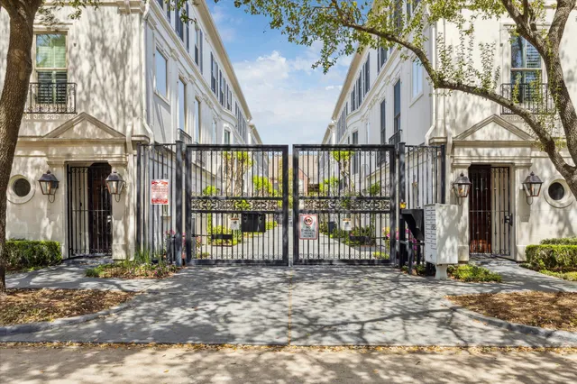 a view of a entrance gate of the house