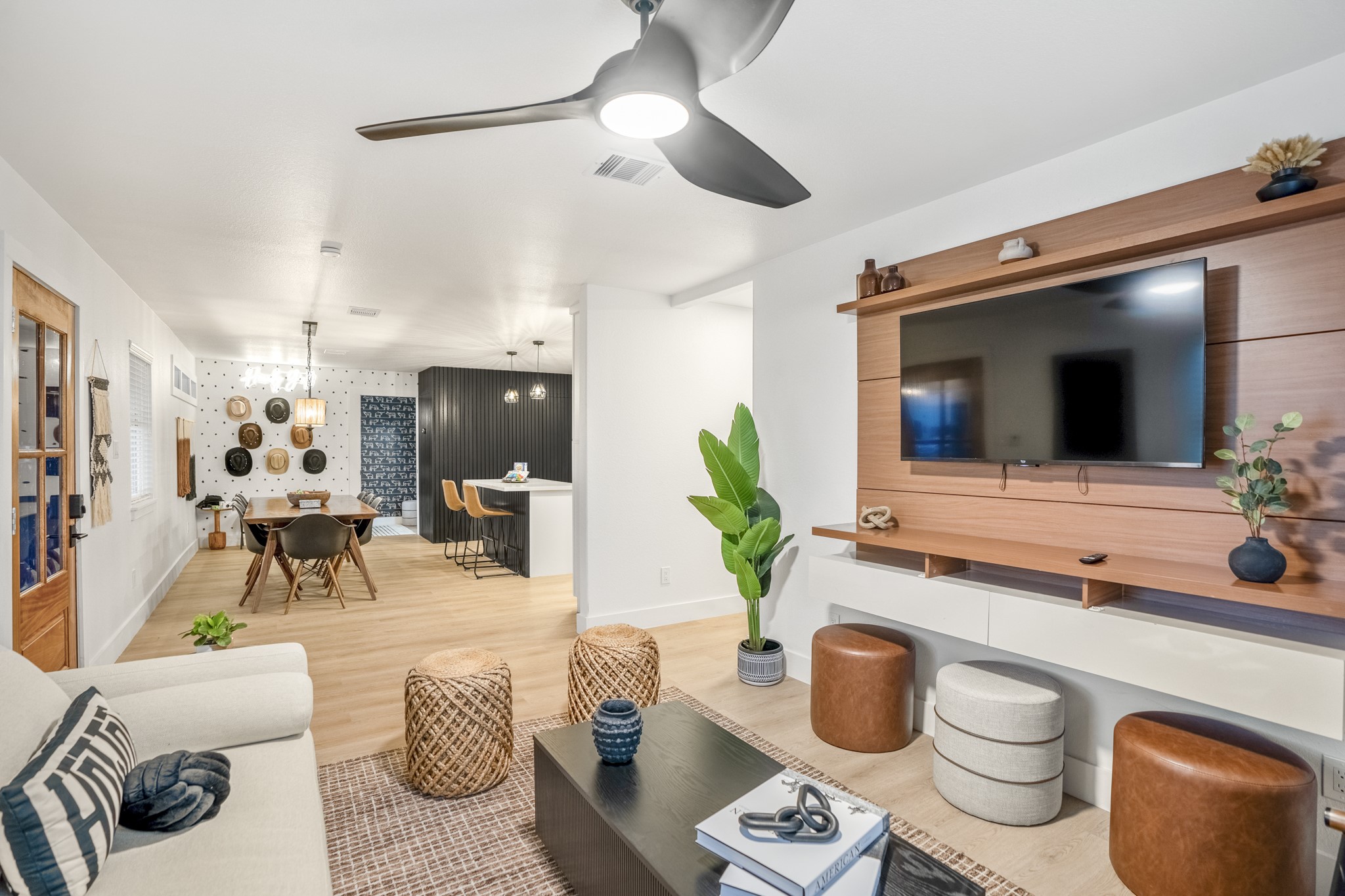 9619 Chatfield Street Houston, TX 77025 - Photo 4 of 44 a living room with furniture and a flat screen tv